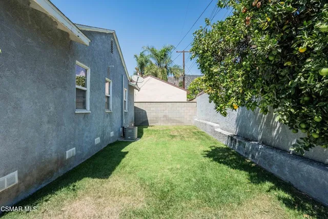a view of back yard of the house