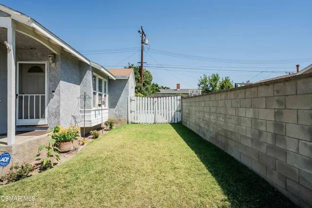 a view of back yard of the house