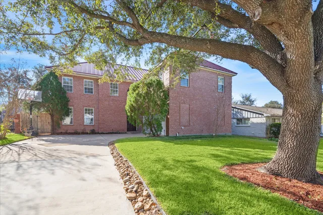 $975,000 | 4505 Mimosa Drive, Bellaire, TX 77401