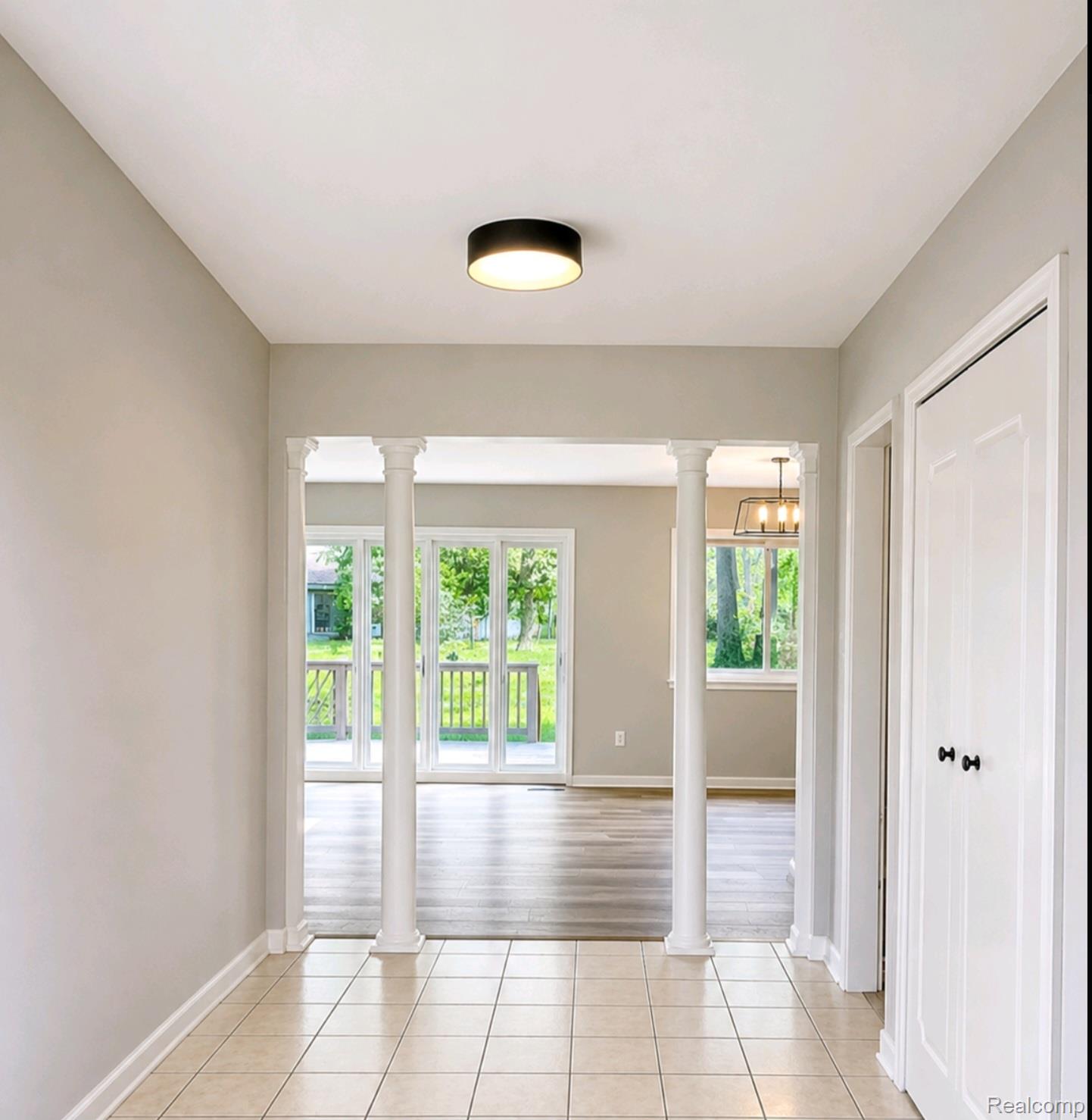 23450 Twining Drive Southfield, MI 48075 - Photo 3 of 4 Espansive Foyer.jpg