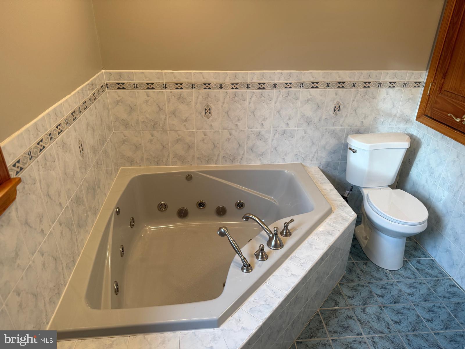 620 Columbia Road Egg Harbor City, NJ 08215 - Photo 14 of 53 a bathroom with a bathtub and toilet