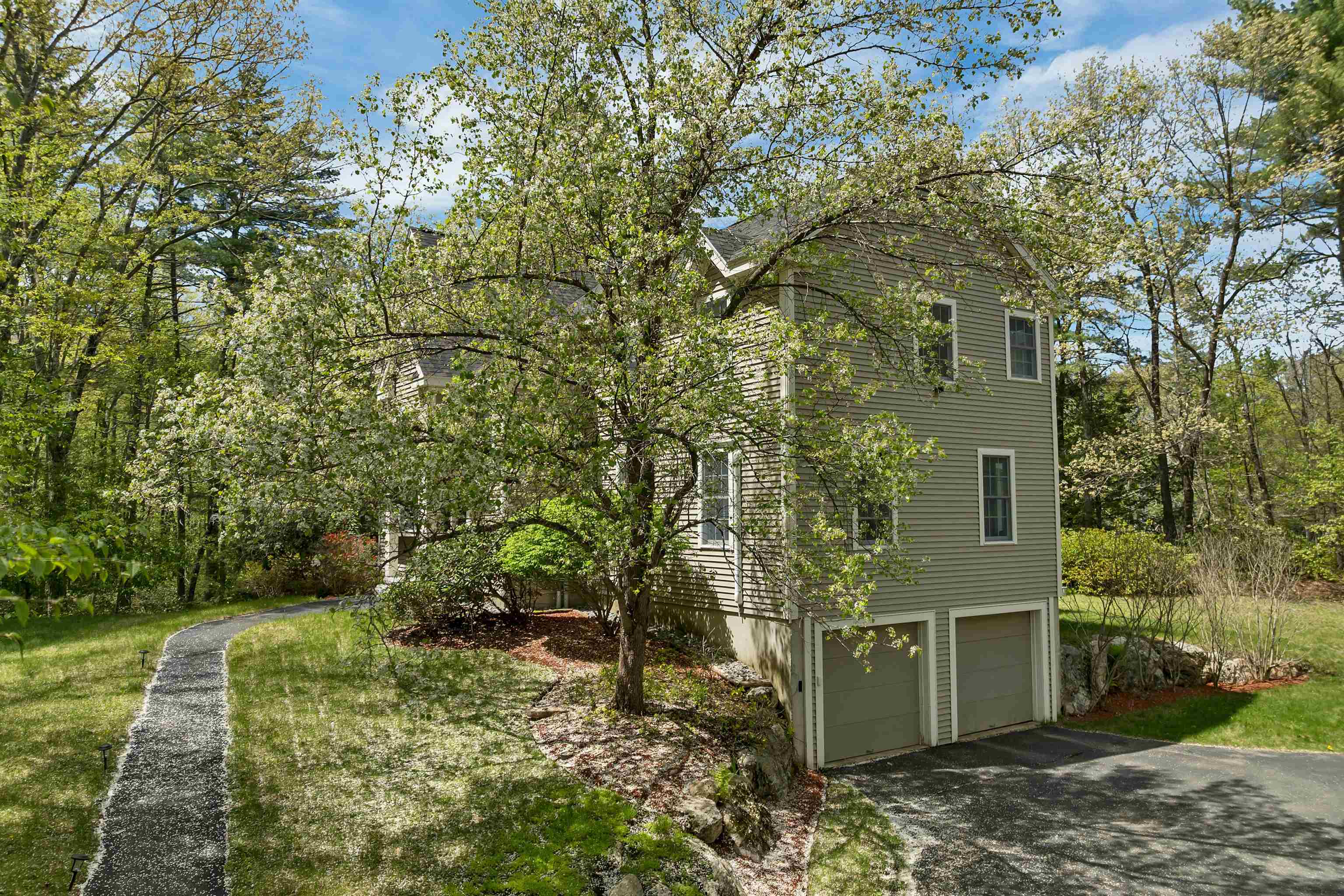 281 New Boston Road Bedford, NH 03110 - Photo 3 of 53