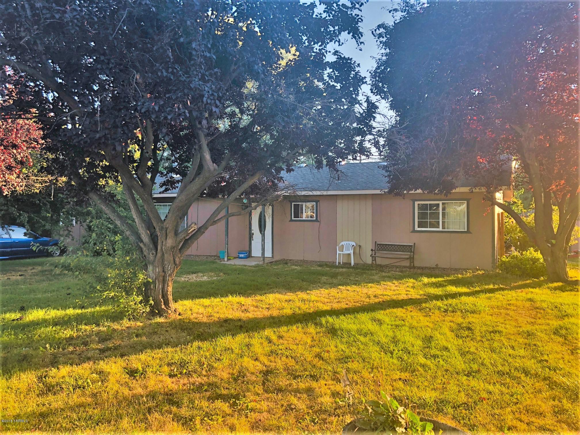 908 North Euclid Road Grandview, WA 98930 - Photo 1 of 16 a view of a yard with a house