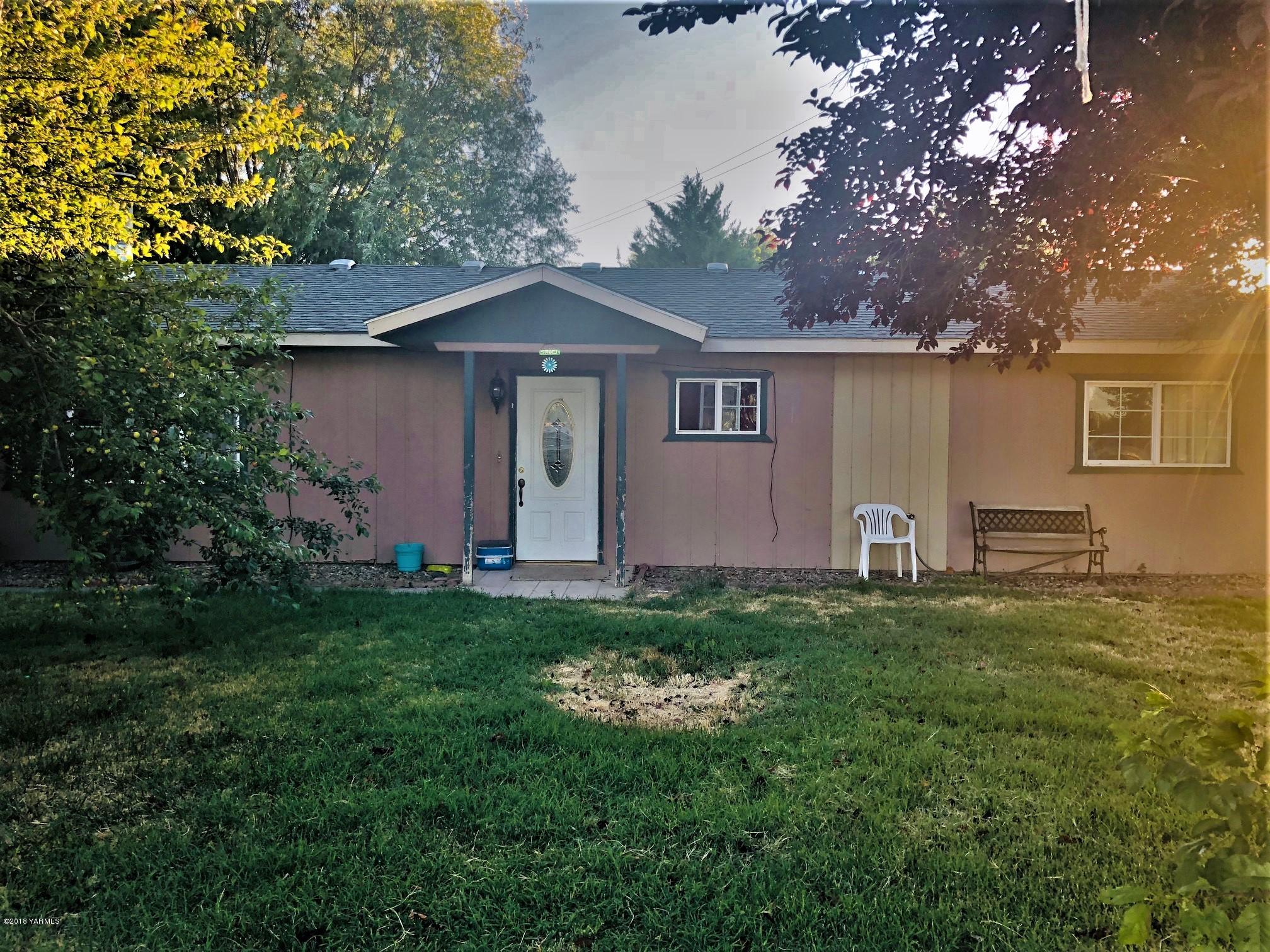 908 North Euclid Road Grandview, WA 98930 - Photo 2 of 16 a backyard of a house with lots of green space