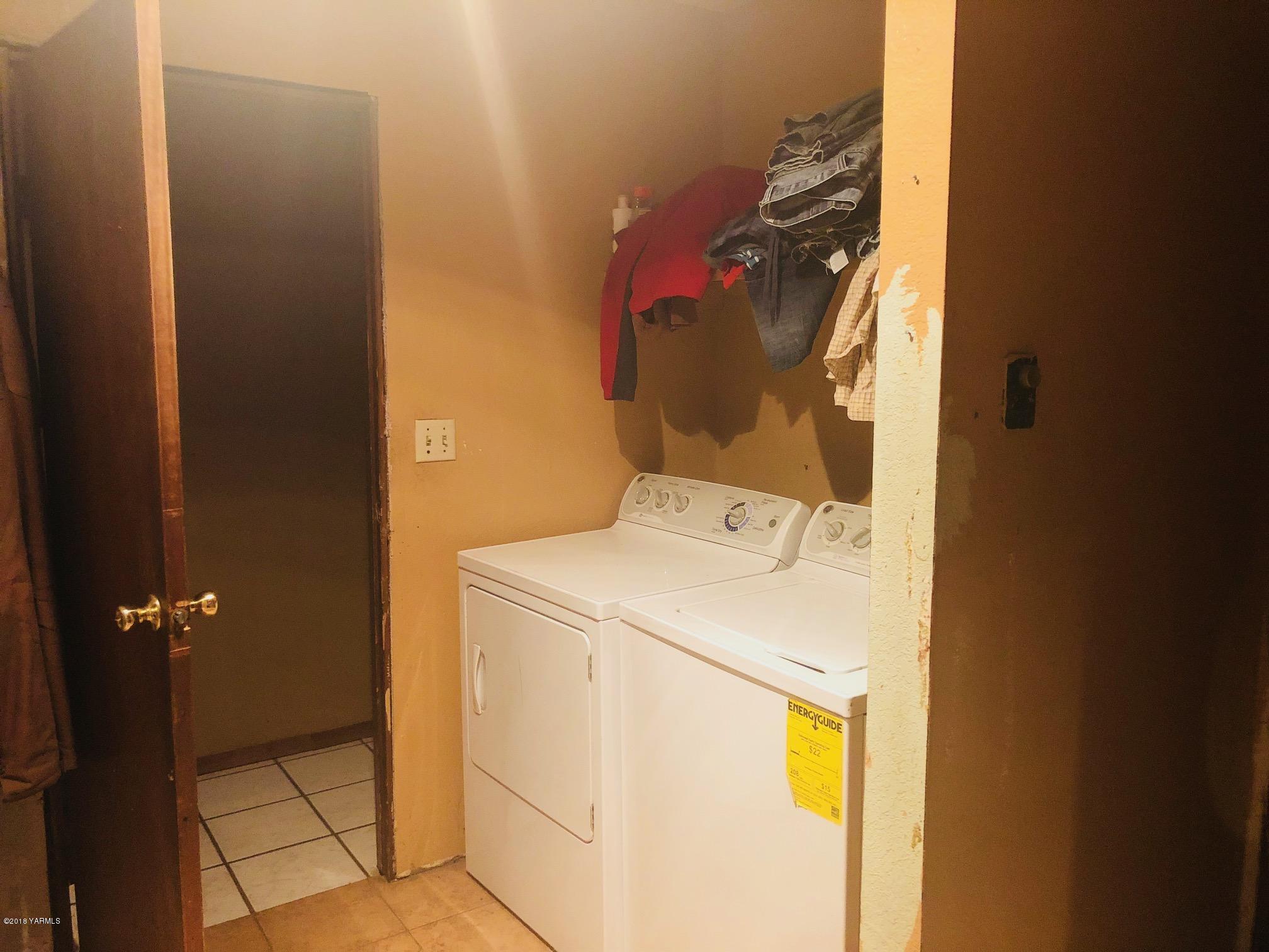 908 North Euclid Road Grandview, WA 98930 - Photo 12 of 16 a utility room with dryer and washer