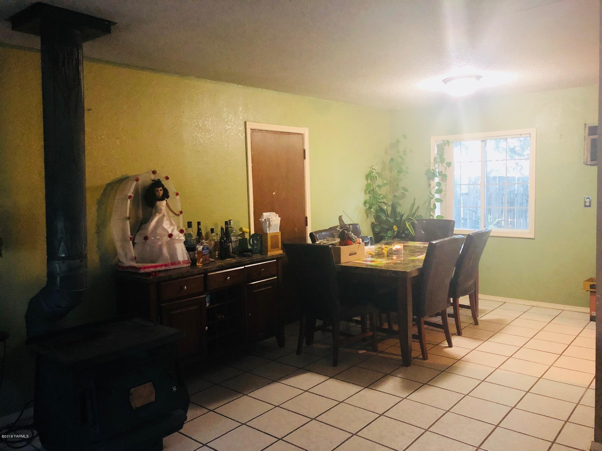 908 North Euclid Road Grandview, WA 98930 - Photo 9 of 16 a view of a dining room with furniture
