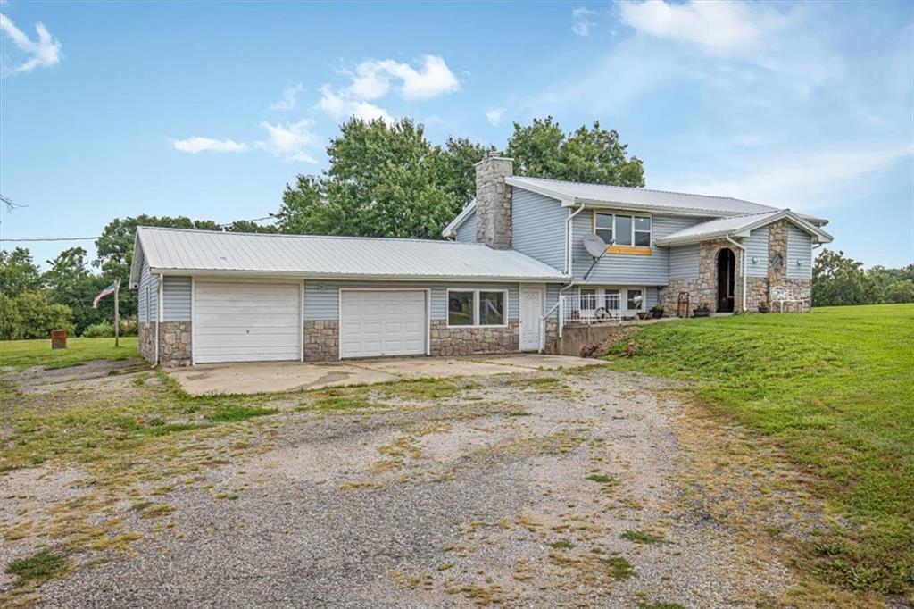 6527 Southeast Smith Road Cameron, MO 64429 - Photo 3 of 48