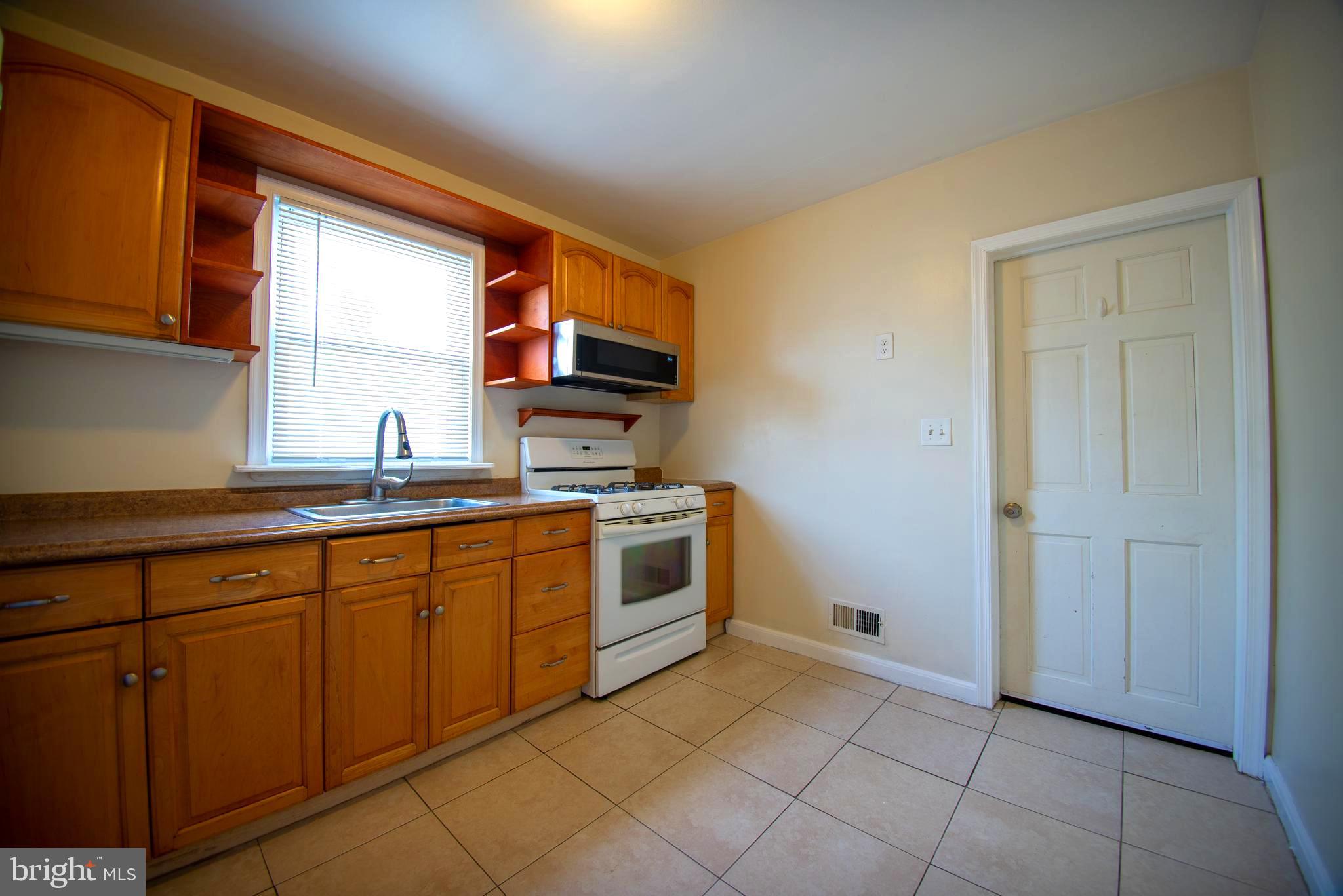 1523 Leslie Road Dundalk, MD 21222 - Photo 18 of 29 Gas stove