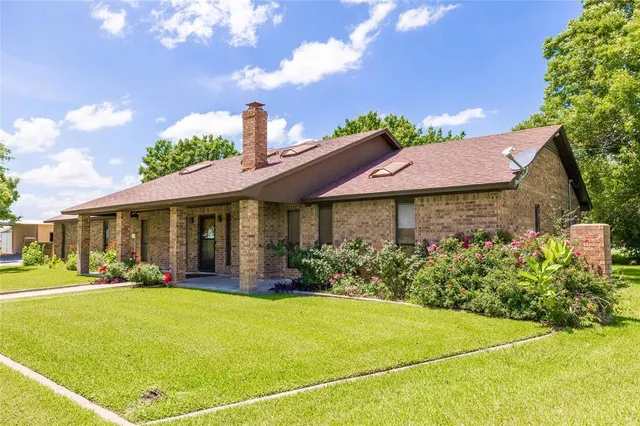 a view of a house with basketball court