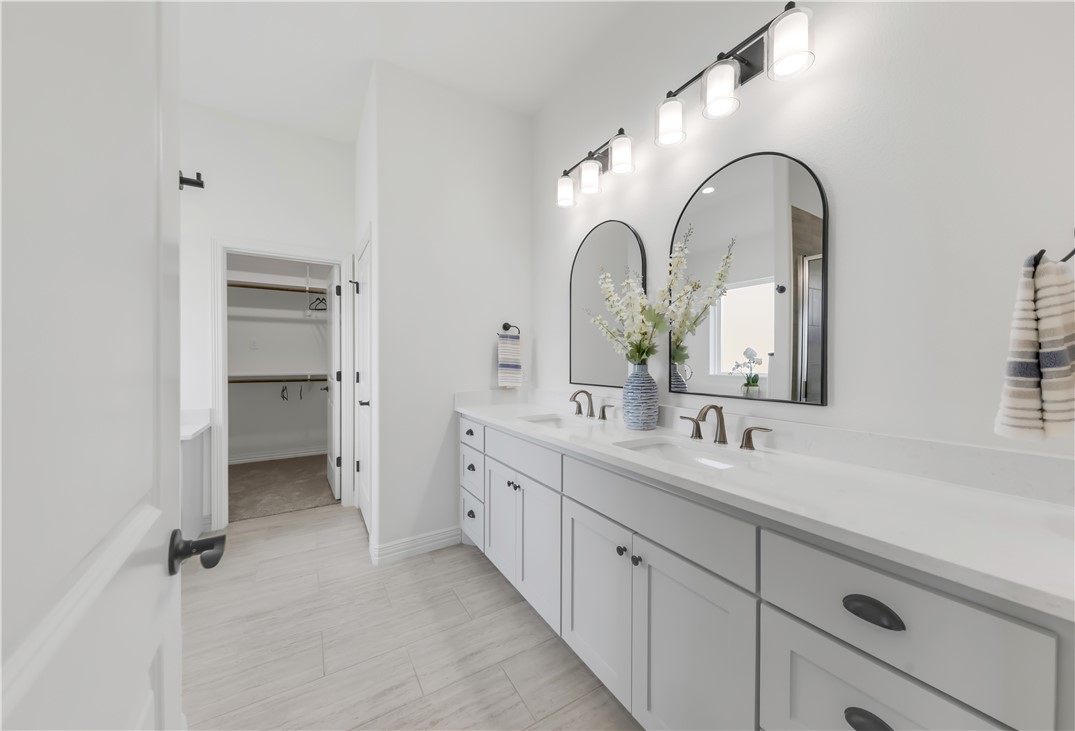3310 Hunters Crossing Bryan, TX 77808 - Photo 22 of 34 Full bath with double vanity and a walk in closet