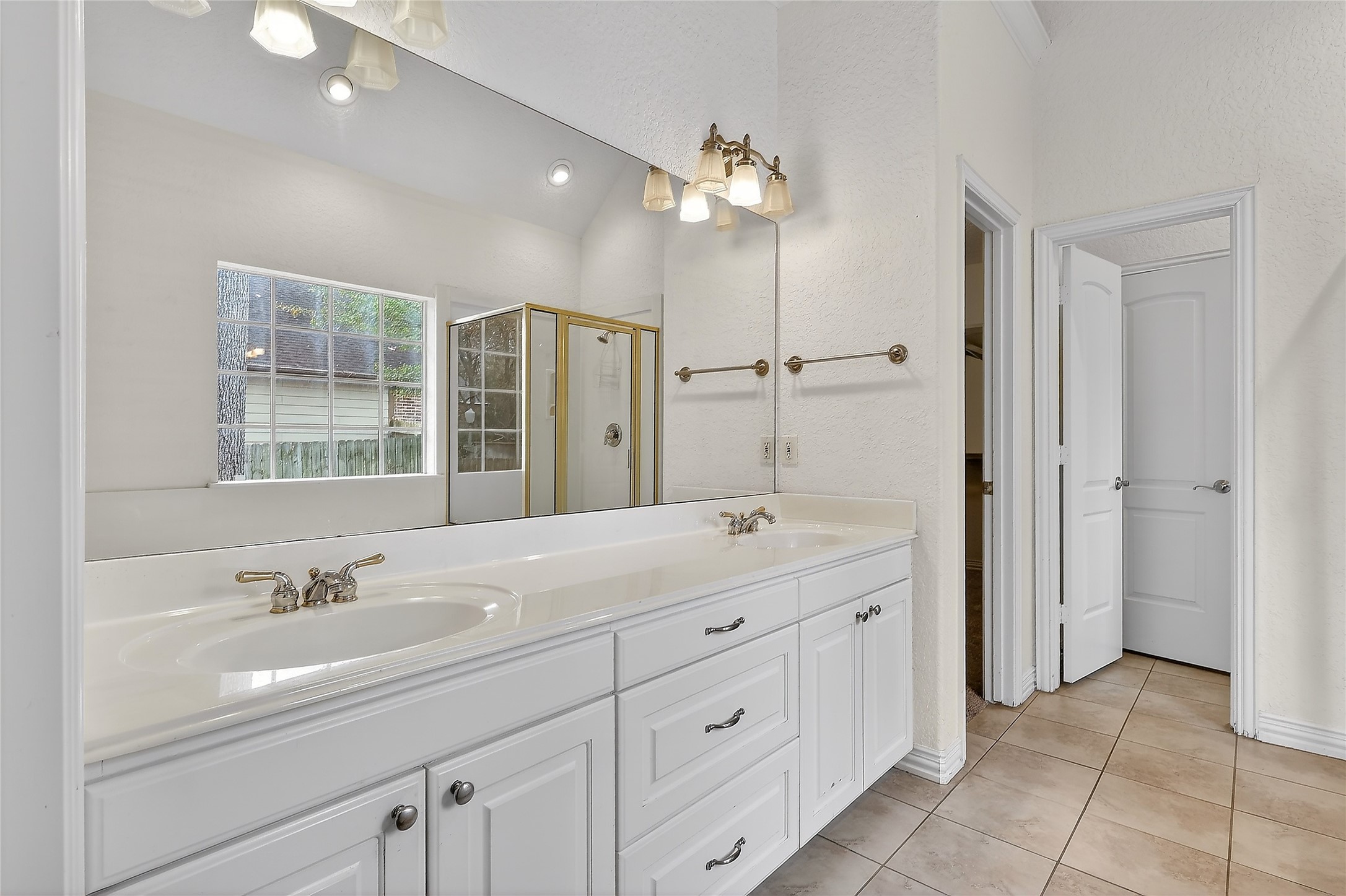 89 Dawns Edge Conroe, TX 77356 - Photo 26 of 46 Well-appointed primary bathroom offering split vanities, generous storage, soaking tub, and enclosed walk-in shower.