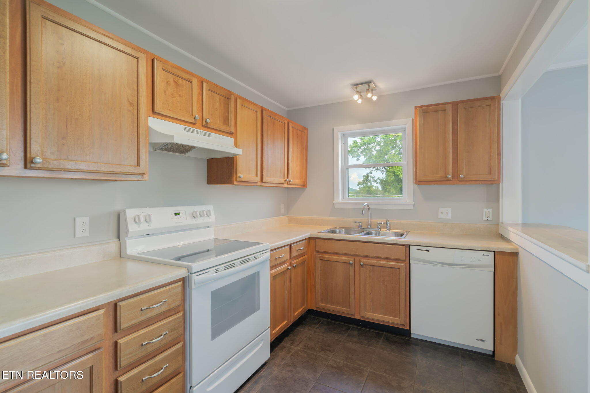 115 Kentucky Avenue Oak Ridge, TN 37830 - Photo 8 of 34 12-web-or-mls-115 Kentucky Ave-12
