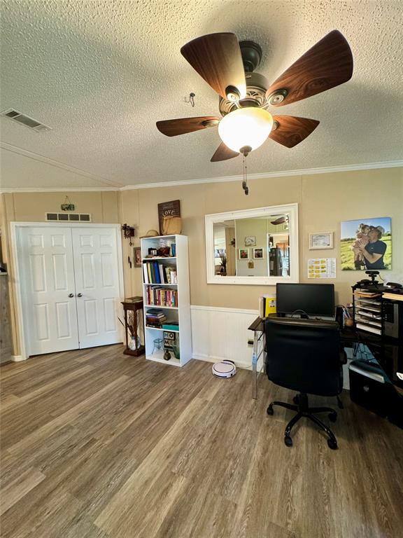 19580 Northwest 80th Drive Okeechobee, FL 34972 - Photo 32 of 34 a view of a livingroom with a workspace