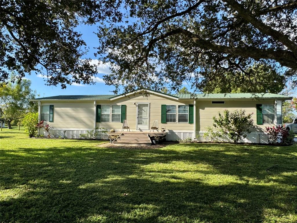 19580 Northwest 80th Drive Okeechobee, FL 34972 - Photo 4 of 34 a front view of house with yard and green space