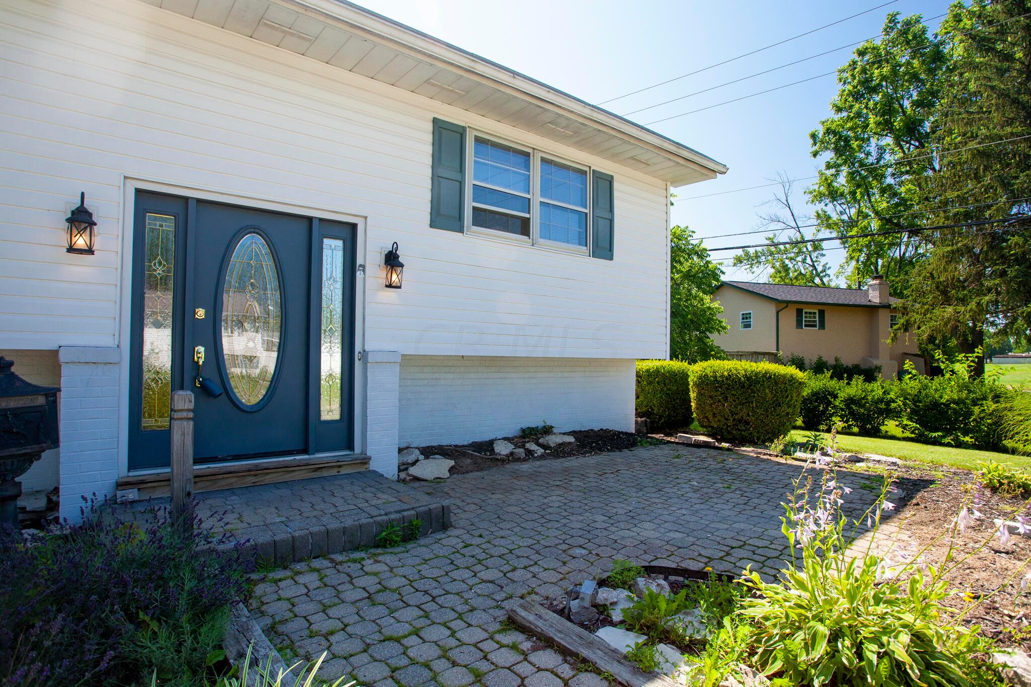 6388 Dalewood Road Columbus, OH 43229 - Photo 3 of 22 Patio at entry way