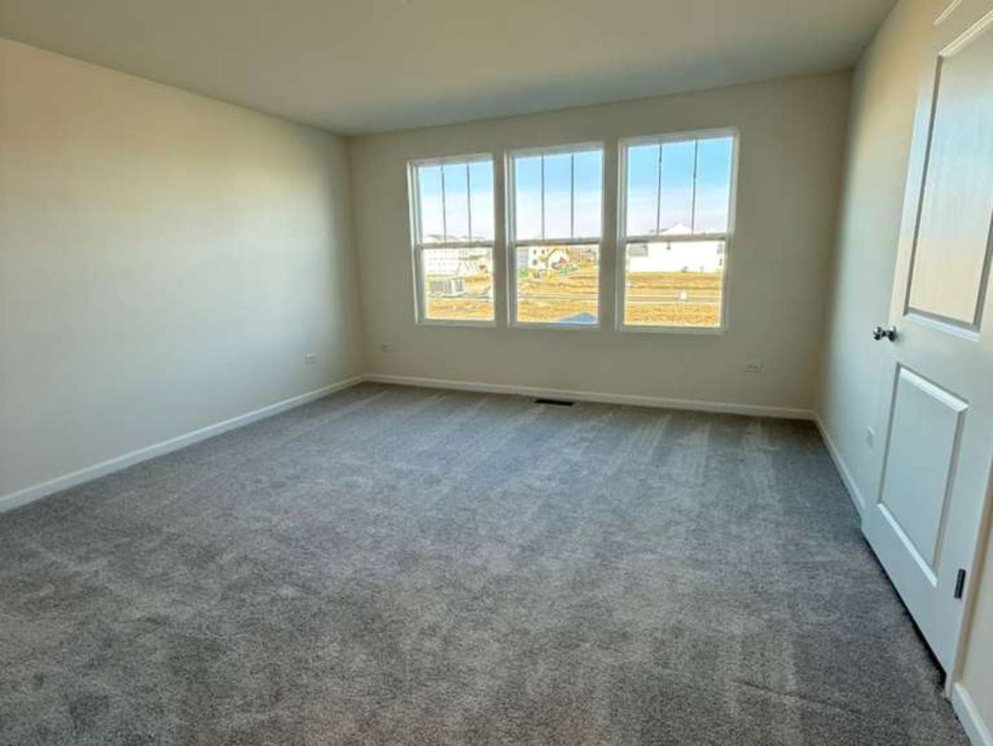 672 Switchgrass Way, Unit 58005 Bolingbrook, IL 60490 - Photo 9 of 19 an empty room with a window