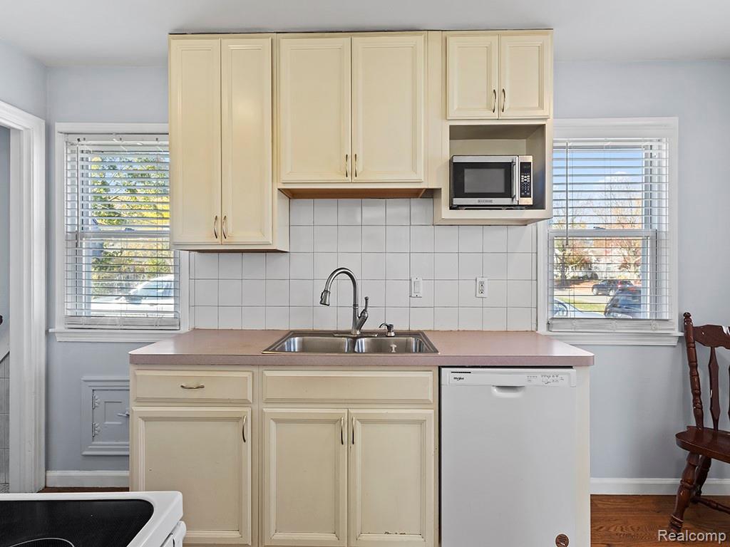 22341 Nowlin Street Dearborn, MI 48124 - Photo 7 of 39