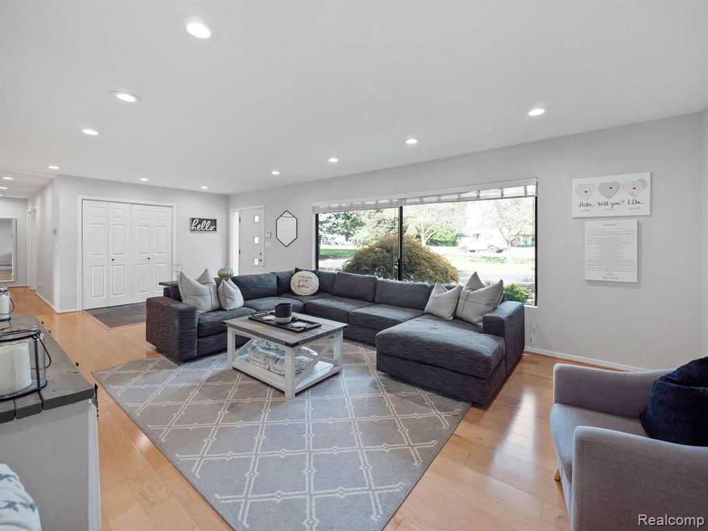 4252 Derry Road Bloomfield Hills, MI 48302 - Photo 4 of 36