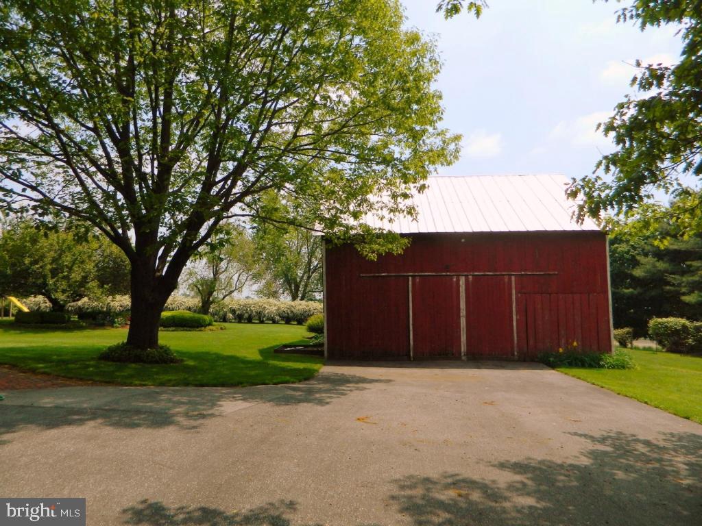 1021 Pine Hill Road Lititz, PA 17543 - Photo 5 of 61