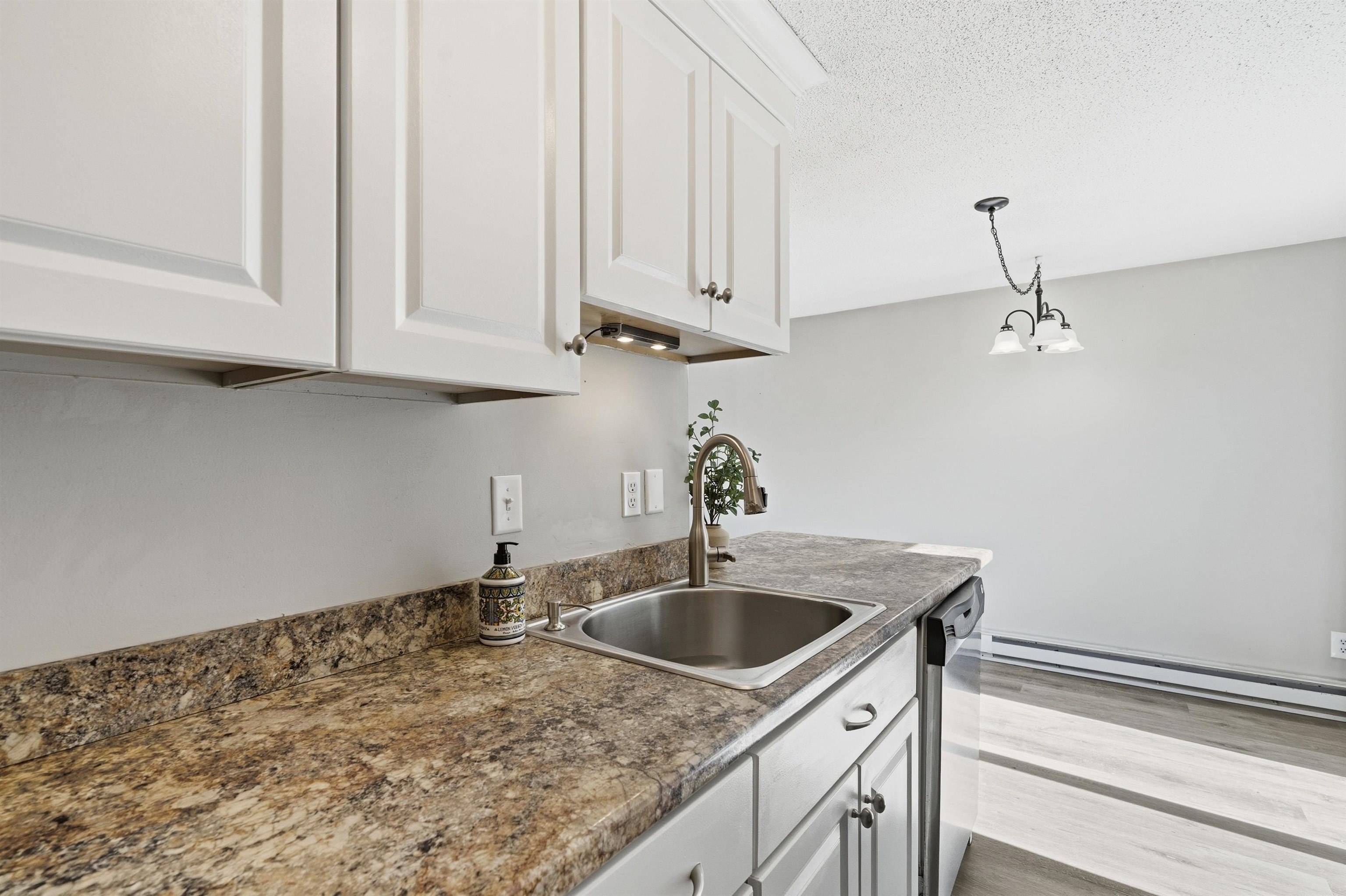 897 Mammoth Road, Unit 8 Manchester, NH 03104 - Photo 14 of 48