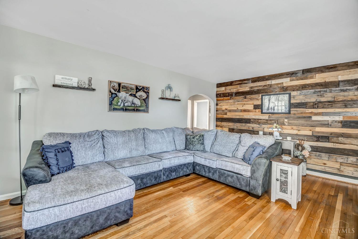 5617 Leumas Road Cincinnati, OH 45239 - Photo 5 of 35