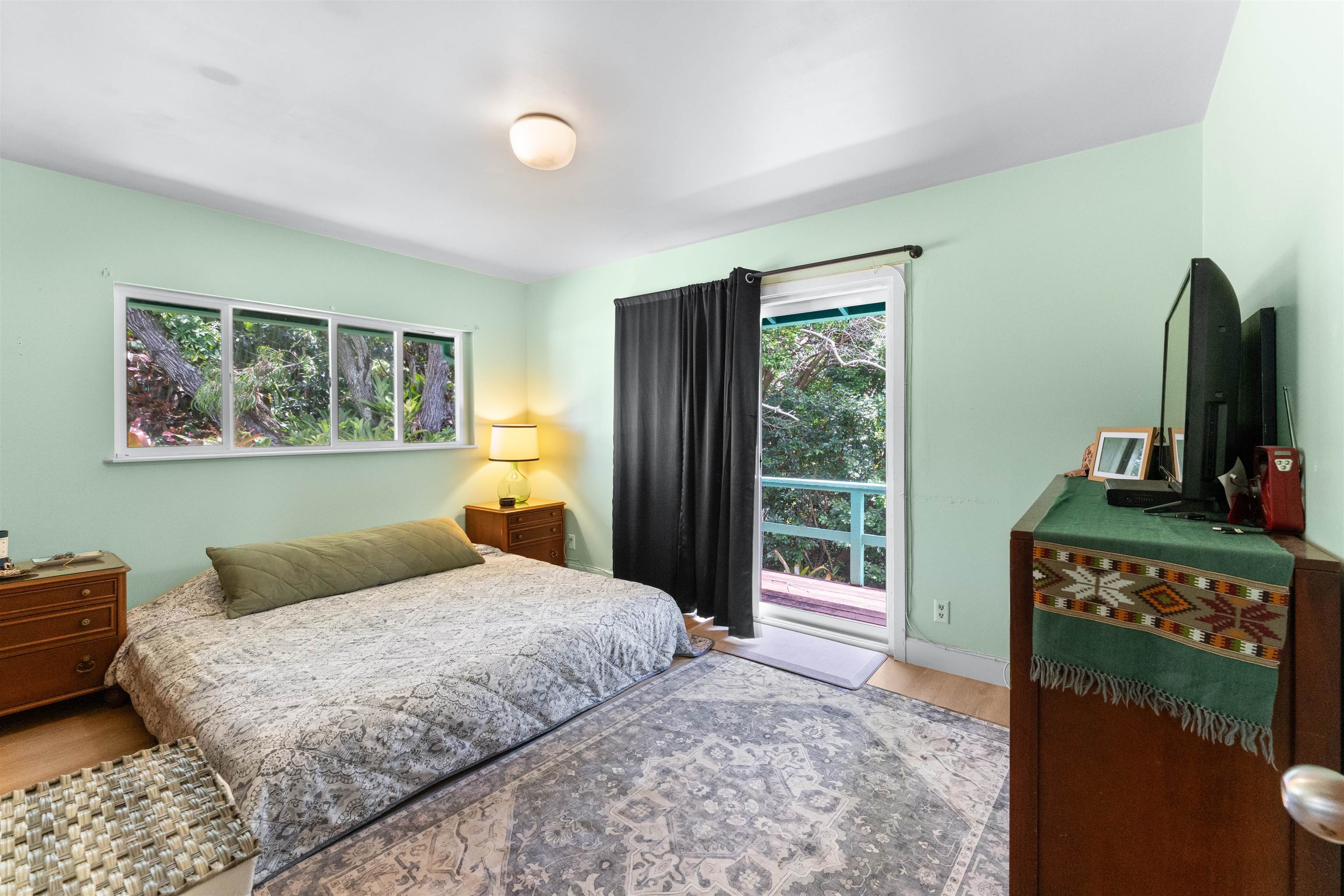 2115 Kaupakalua Road Haiku, HI 96708 - Photo 6 of 26 a bedroom with a bed and a window