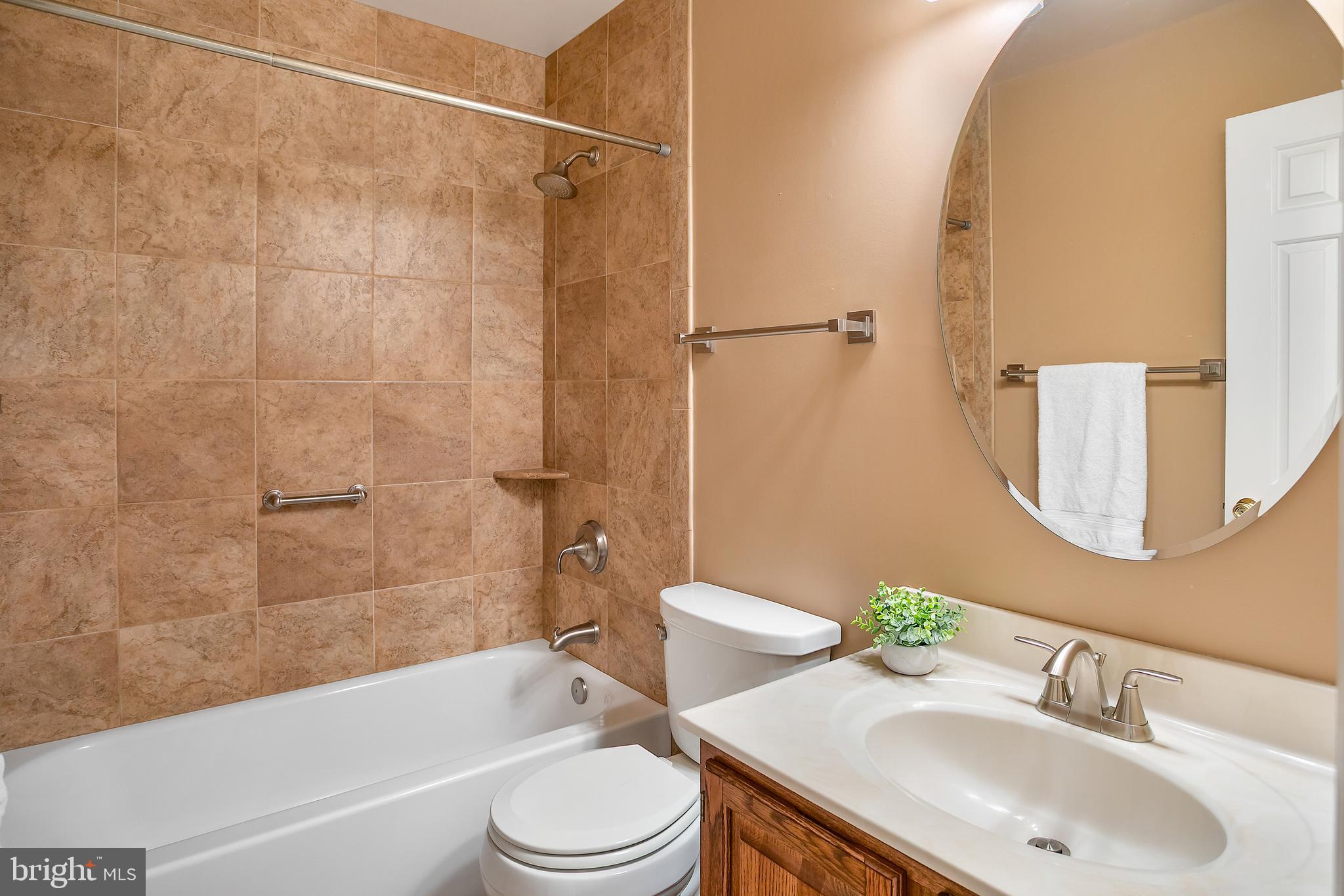 7205 Gentian Court Springfield, VA 22152 - Photo 19 of 38 Upper level hall full bath