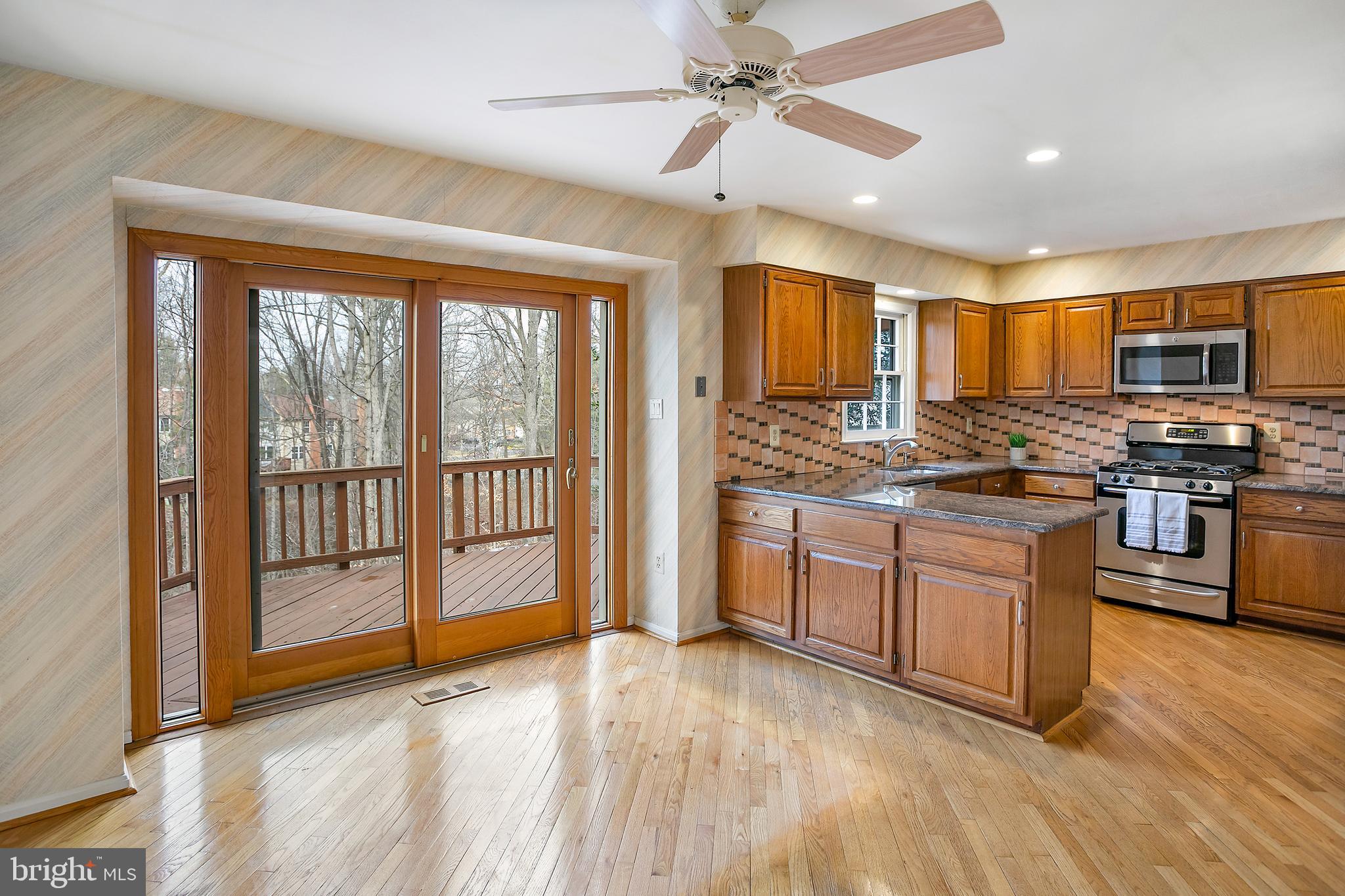 7205 Gentian Court Springfield, VA 22152 - Photo 6 of 38 Eat in kitchen area
