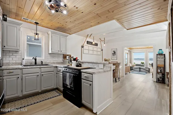 $999,000 | 8 Riley Cove Road, Malta, NY 12020