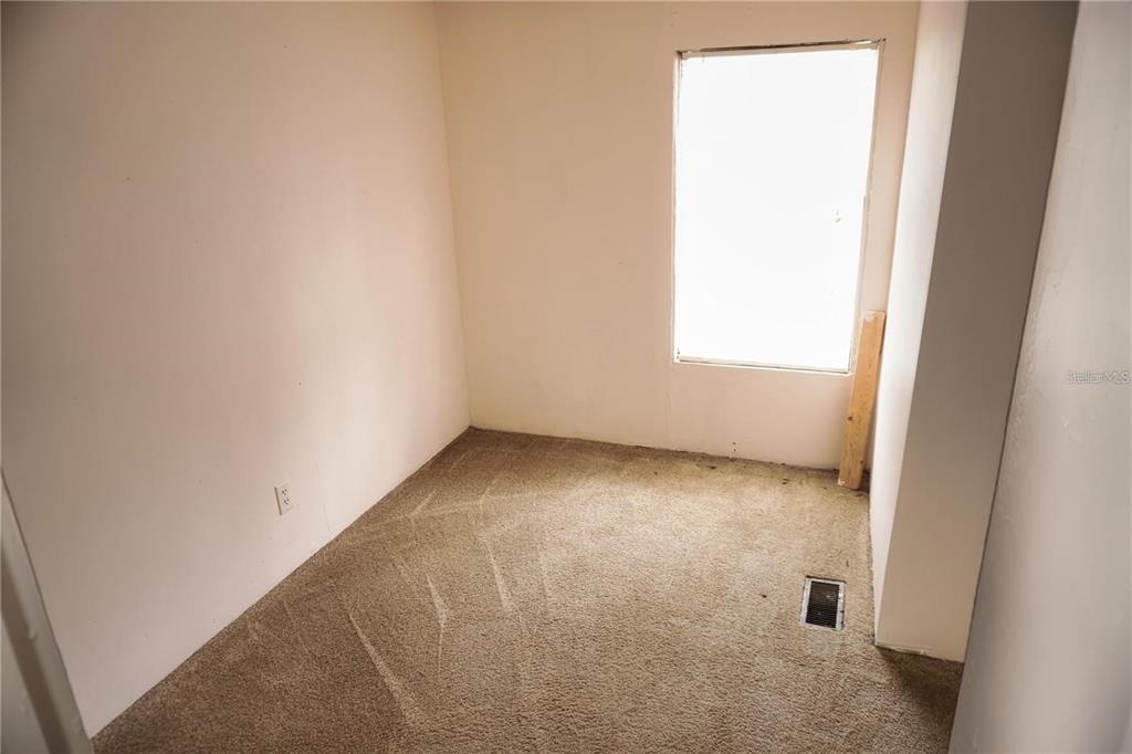 7230 James Stanaland Road Plant City, FL 33567 - Photo 12 of 26 an empty room with a window