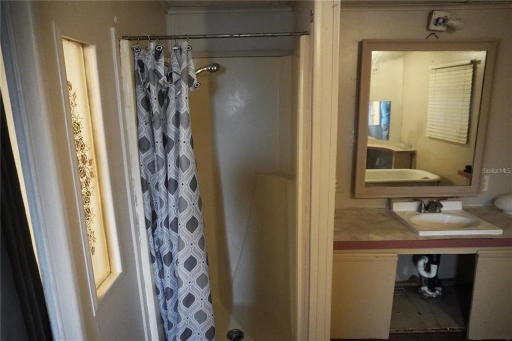 7230 James Stanaland Road Plant City, FL 33567 - Photo 17 of 26 a bathroom with a sink and a mirror