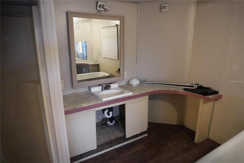 7230 James Stanaland Road Plant City, FL 33567 - Photo 18 of 26 a bathroom with a sink and a mirror