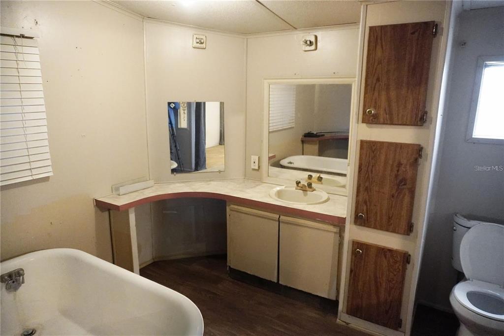 7230 James Stanaland Road Plant City, FL 33567 - Photo 19 of 26 a bathroom with a tub sink and mirror