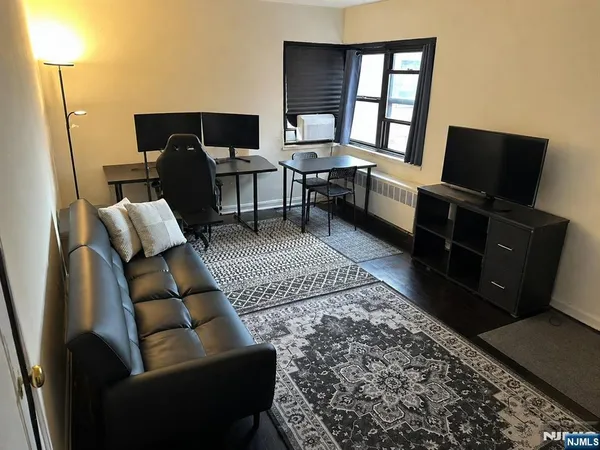 $1,570 | 2339 Hudson Terrace, Unit E9, Fort Lee, NJ 07024