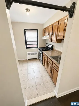 $1,570 | 2339 Hudson Terrace, Unit E9, Fort Lee, NJ 07024