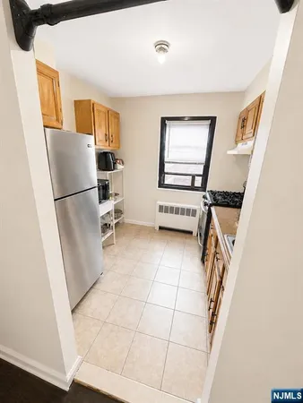 $1,570 | 2339 Hudson Terrace, Unit E9, Fort Lee, NJ 07024