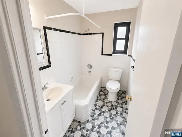 $1,570 | 2339 Hudson Terrace, Unit E9, Fort Lee, NJ 07024