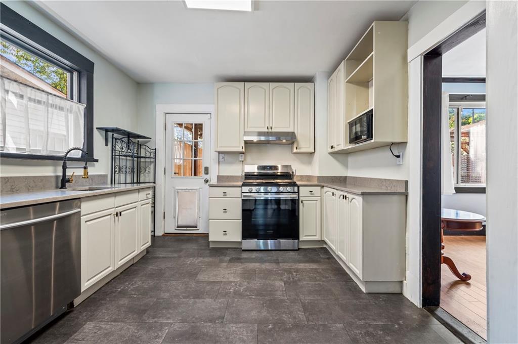 730 6th Avenue Coraopolis, PA 15108 - Photo 16 of 37 Stainless appliances included!!!