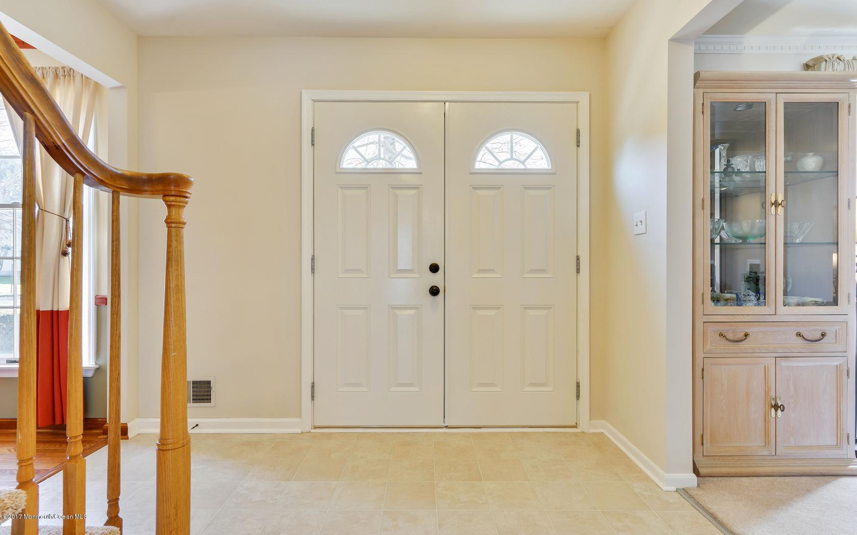 52 Brady Road Shrewsbury, NJ 07702 - Photo 3 of 23 9de78bd7b04e00833970e5d7e2e7c7e3