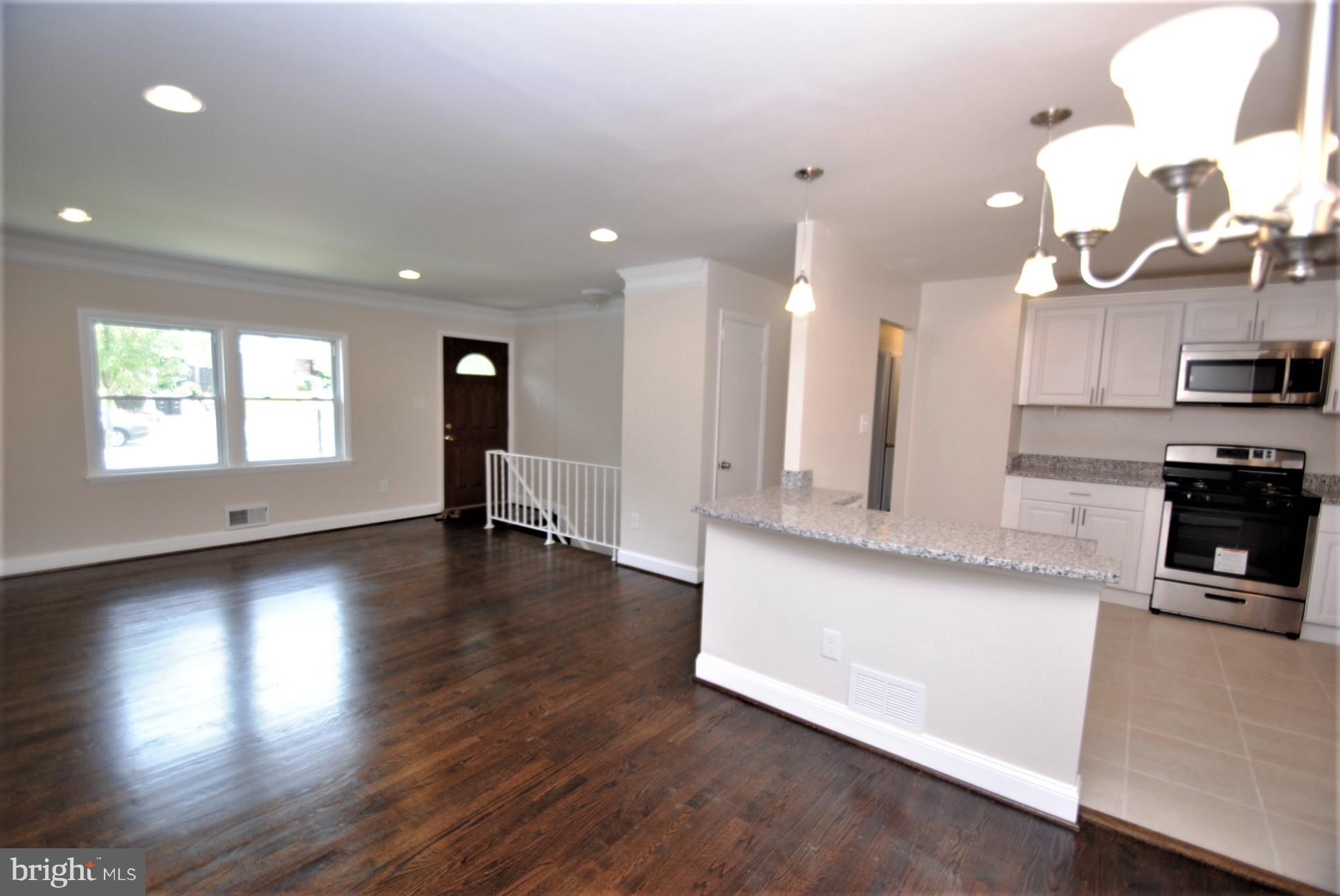 8900 Crandall Road Lanham, MD 20706 - Photo 4 of 24 Living Room