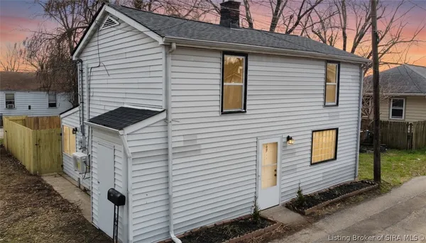 $160,000 | 907 East 10th Street, Jeffersonville, IN 47130