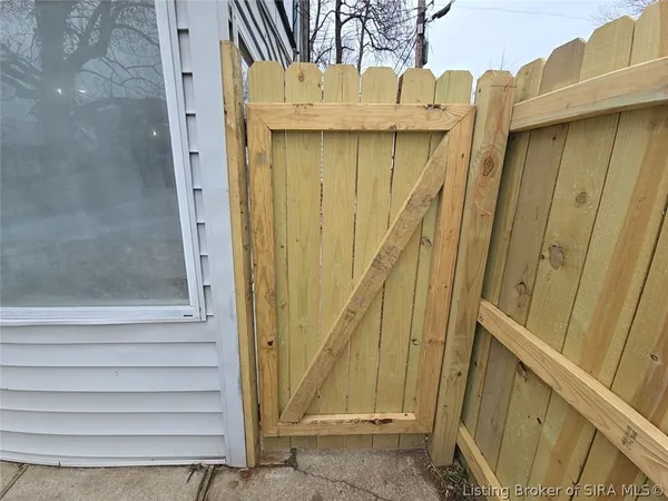 $150,000 | 907 East 10th Street, Jeffersonville, IN 47130