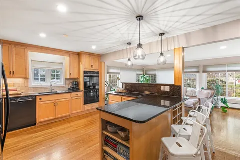 $899,000 | 7 Meadowbrook Drive, Barrington, RI 02806