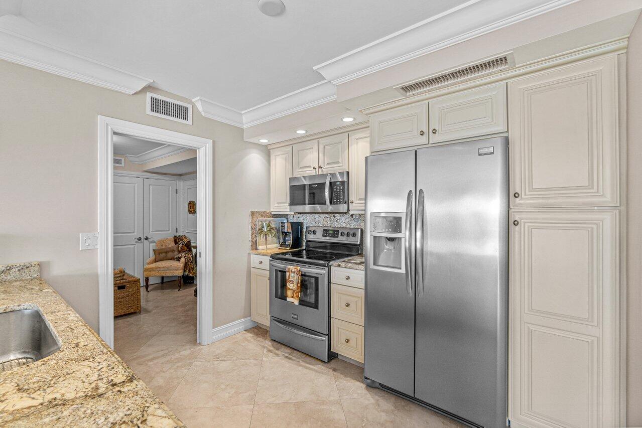 600 South Ocean Boulevard, Unit 1402 Boca Raton, FL 33432 - Photo 9 of 35 Kitchen
