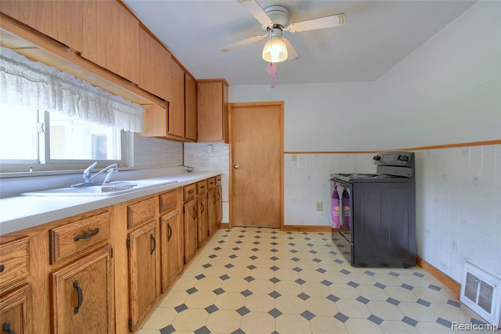 30977 West Road New Boston, MI 48164 - Photo 11 of 58 Gallery Image 11