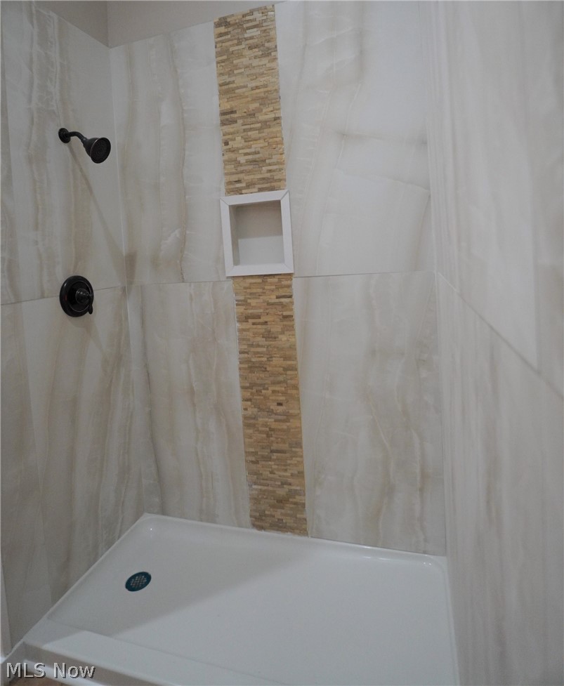 9822 Struthers Road New Middletown, OH 44442 - Photo 6 of 20 Main Bath Shower
