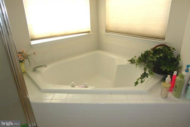 43191 Riders Square Broadlands, VA 20148 - Photo 16 of 21 a bathroom with a bathtub