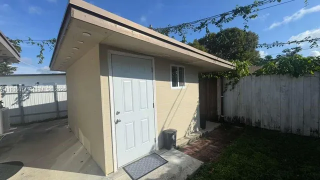 $1,000 | 20811 Northwest Miami Place, Unit B, Miami Gardens, FL 33169