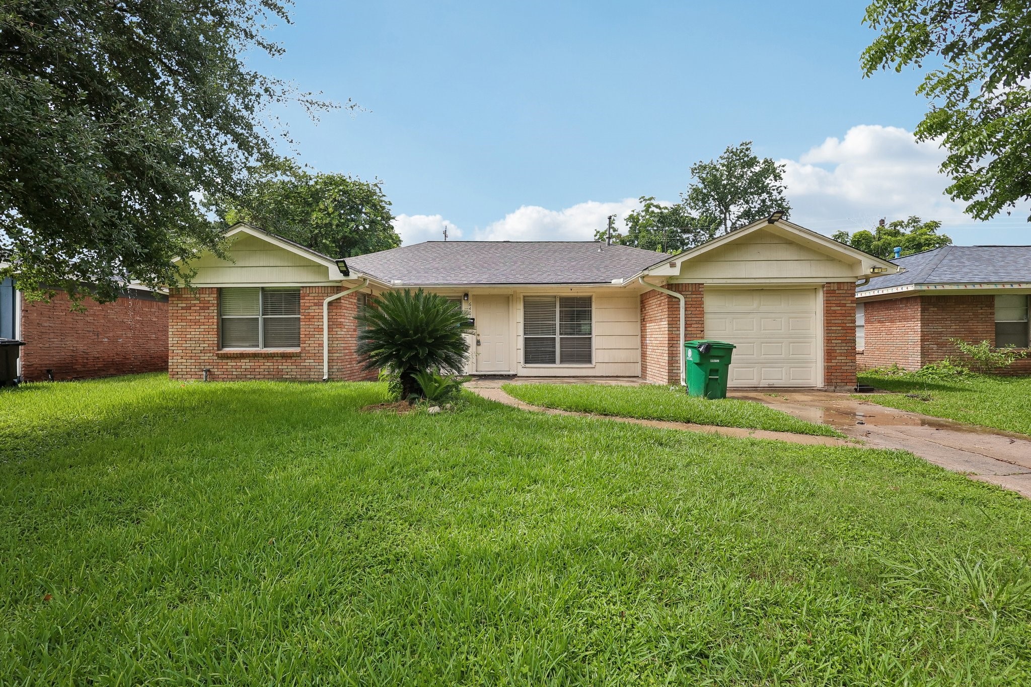 6401 Rowan Lane Houston, TX 77074 - Photo 2 of 21