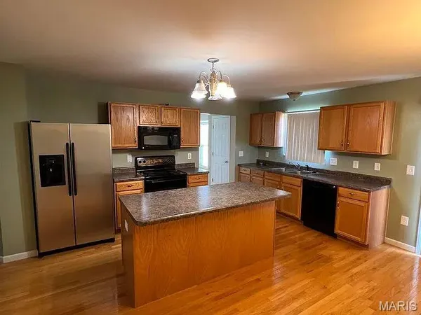 $2,300 | 2429 Heather Hill Court, Belleville, IL 62221